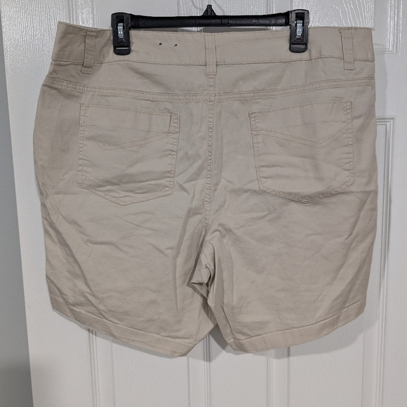 Lane Bryant Light Khaki Tan Shorts in Size 18 - Picture 6 of 11